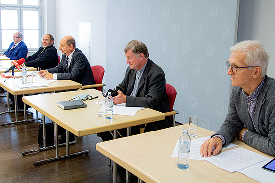 Podium bei der Pressekonferenz 