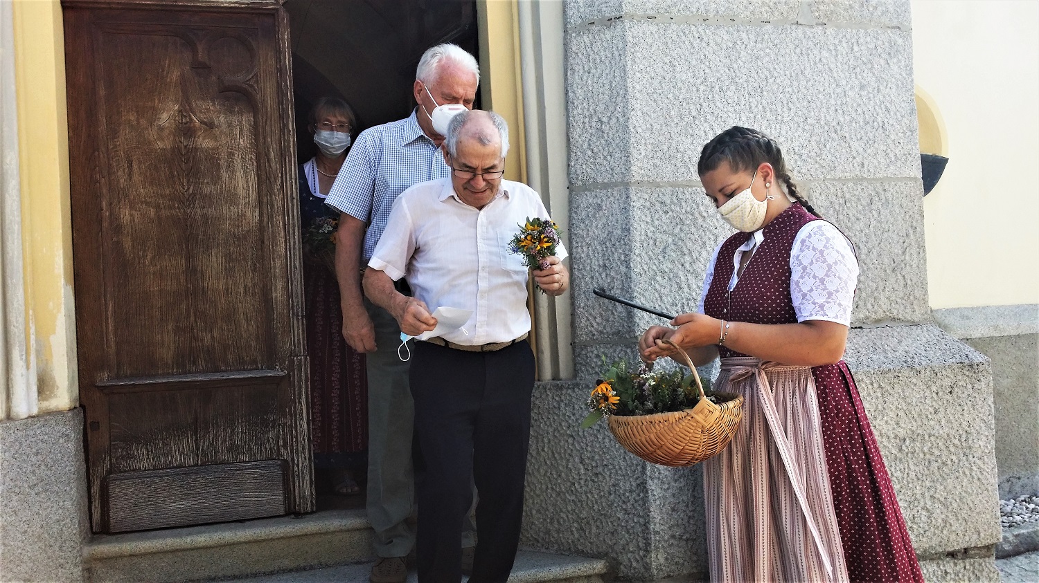 Verteilung durch Goldhaubenfrauen