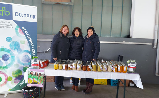 „Suppe im Glas“ von der KFB Ottnang und Thomasroith beim Frischemarkt