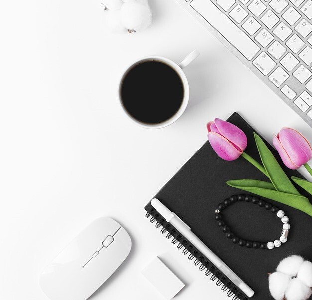 Tastatur mit Kaffee, Blumen und Maus