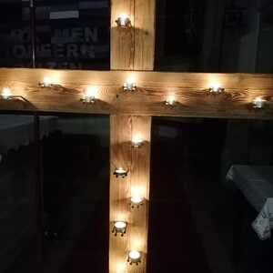 stimmungsvoll beleuchtetes Holzkreuz