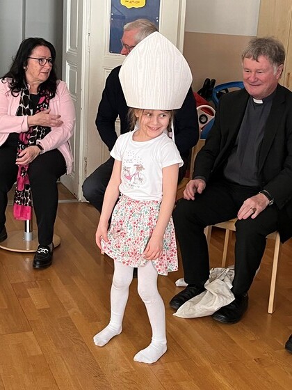 Unser Bischof Manfred zu Besuch im Kindergarten