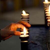 Opferkerze entzünden / © Stephen Noulton/Pixabay.com/Pixabay License Opferkerze entzünden
