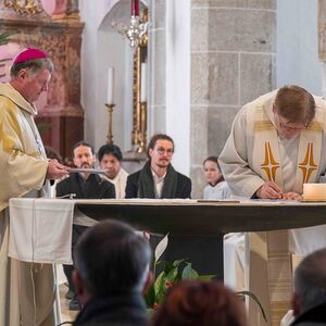 Pfarrer Andreas Golatz, Pastoralvorstand Bruno Fröhlich und Verwaltungsvorstand Thomas Forster – bekundeten vor dem Bischof und der versammelten Feiergemeinde ihre Bereitschaft, die Pflichten dieser Ämter auf sich zu nehmen. 