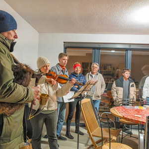 Lebendiger Adventkalender der Pfarre Kirchdorf an der Krems. Adventliche Besinnung - beten, singen und feiern. Anschließend gemeinsam bei Tee wärmen und reden.Bild: Lebendiger Adventkalender bei Familie Holzer-Colin