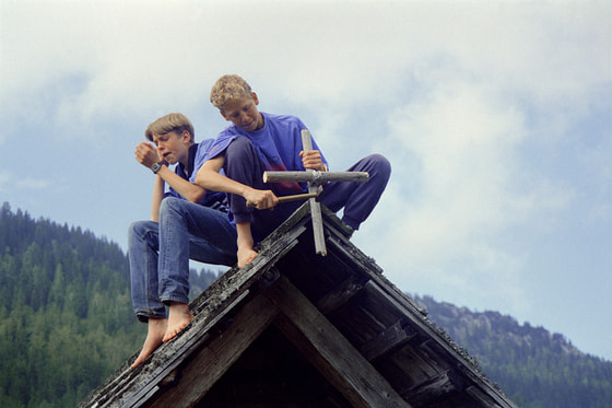 Durch das Aufstecken eines gebastelten Kreuzes wird die Almhütte zur Kapelle