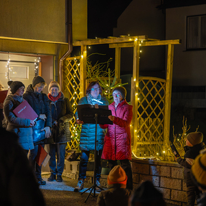 Lebendiger Adventkalender der Pfarre Kirchdorf an der Krems. Adventliche Besinnung - beten, singen und feiern. anschließend gemeinsam bei Tee wärmen und reden.Bild: bei Anna Hölzl