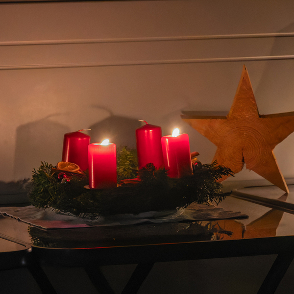 Lebendiger Adventkalender der Pfarre Kirchdorf an der Krems. Adventliche Besinnung - beten, singen und feiern. Anschließend gemeinsam bei Tee wärmen und reden.Bild: Lebendiger Adventkalender bei Familie Haijes