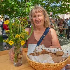 Agape am Kirchenplatz mit festlichem Blumenschmuck von Christine Göttl