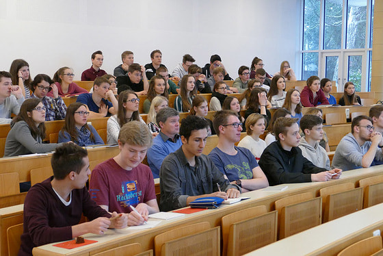 In vier Vorlesungen konnten sich die ca. 140 OberstufenschülerInnen ein Bild vom Vorlesungsbetrieb an der Katholischen Privat-Universität machen. 