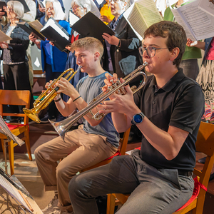 Kirchenchor und Orchester umrahmen den Pfingstgottesdienst musikalisch mit der Piccloomini-Messe von W.A. Mozart