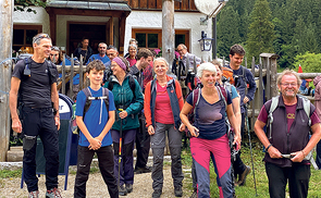 Mit 40 Personen startete die Erstbegehung des Großen Welt-Raum-Weges bei der Rettenbachalm