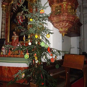 Weihnachtsschmuck in der Pfarrkirche