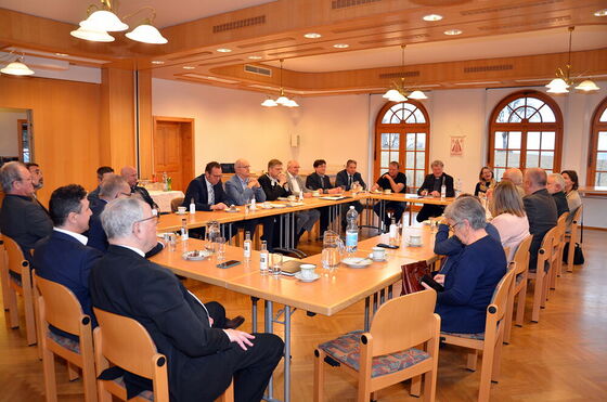 Auftakt zur Visitation im Dekanat Altenfelden / © Diözese Linz / Gerhard Weindl Austausch im Pfarrheim Herzogsdorf