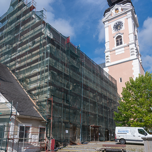 Die Fassade Die Fassade der Pfarrkirche weist große Schäden auf und wird von Fachkräften saniertPfarrkirche Kirchdorf an der Krems weist große Schäden auf und wird von Fachkräften restauriert