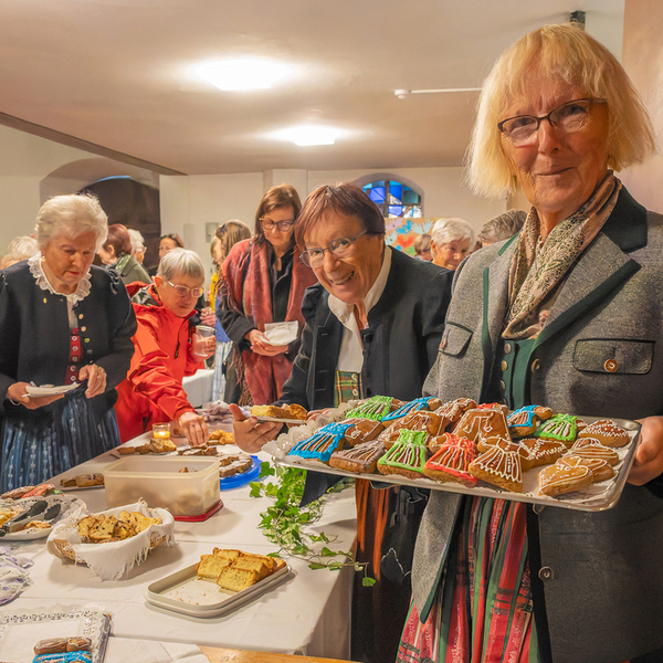 Nach dem Gottesdienst luden die Frauen der Trachtengruppe zur Agape