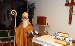 Besuch des Nikolaus beim Gottesdienst im Seniorenheim Laakirchen             