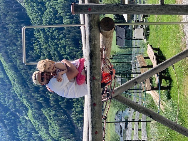 Vater und Tochter am Klettergerüst