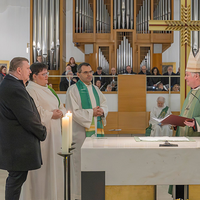Amtseinführung von Pfarrer und Pfarrvorständ:innen in der neuen Pfarre Linz-Süd / © Pfarre Linz-Süd / Christian Herzenberger Amtseinführung von Pfarrer und Pfarrvorständ:innen in der neuen Pfarre Linz-Süd