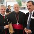 V. l.: Caritas-OÖ-Direktor Franz Kehrer, Bischof em. Maximilian Aichern und Andras Marton, Direktor Caritas Alba Iulia.