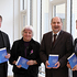 V. l.: Diözesanbischof Dr. Manfred Scheuer, Oberkirchenrätin i. R. Dr.in Hannelore Reiner, Superintendent Dr. Gerold Lehner und KU-Rektor Univ.-Prof. Dr. Franz Gruber mit dem gedruckten "Gemeinsamen Wort". 