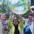 Wir halten die Welt in unseren Händen – und wir müssen Verantwortung für sie übernehmen! V.l.n.r.: Edith Gegenleitner (stv. Vorsitzende), Erika Kirchweger (Vorsitzende), Angela Repitz (stv. Vorsitzende)       