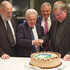 Dompropst Willhelm Vieböck, Landeshauptmann a. D. Josef Pühringer, Konditormeister Leo Jindrak, Bischof Manfed Scheuer beim Anschneiden der Geburtstagstorte zum 75. Geburtstag von Josef Pühringer.